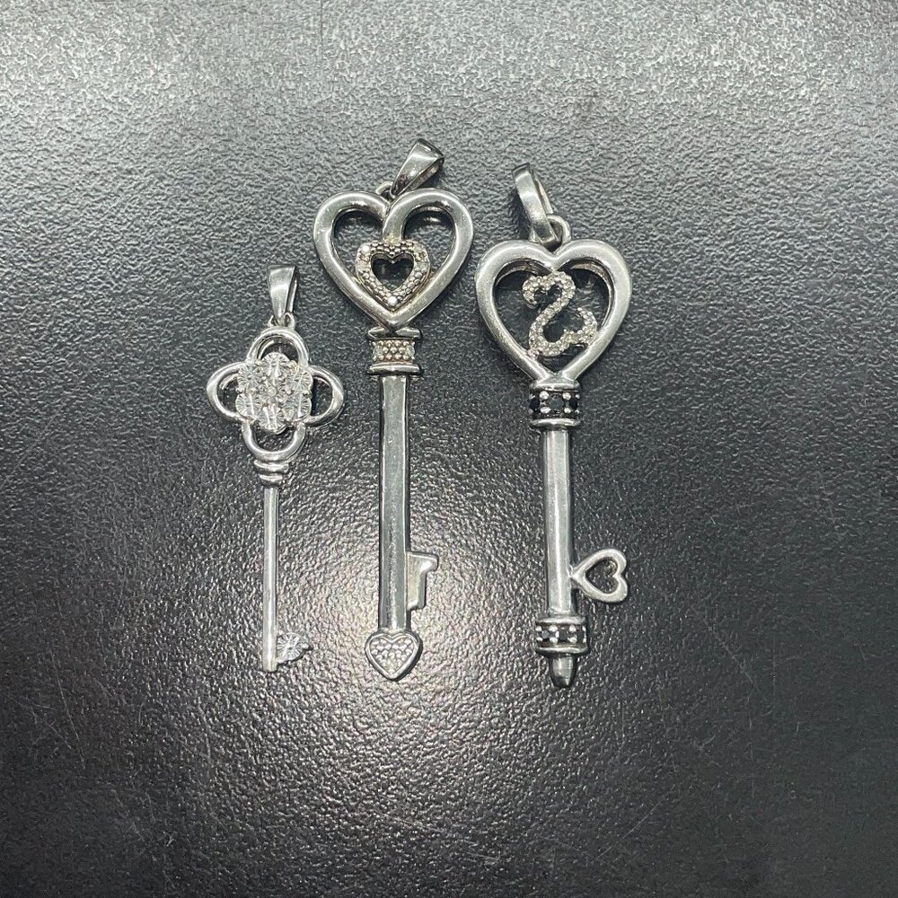3 KEY PENDENTS